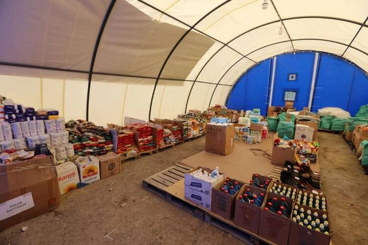 Güzelbahçe Belediyesi'nden Konteyner Kente Sosyal Market haberinin görseli