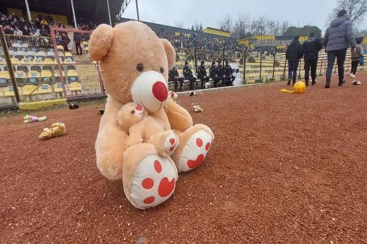 Sahaya oyuncak yağdı haberinin görseli