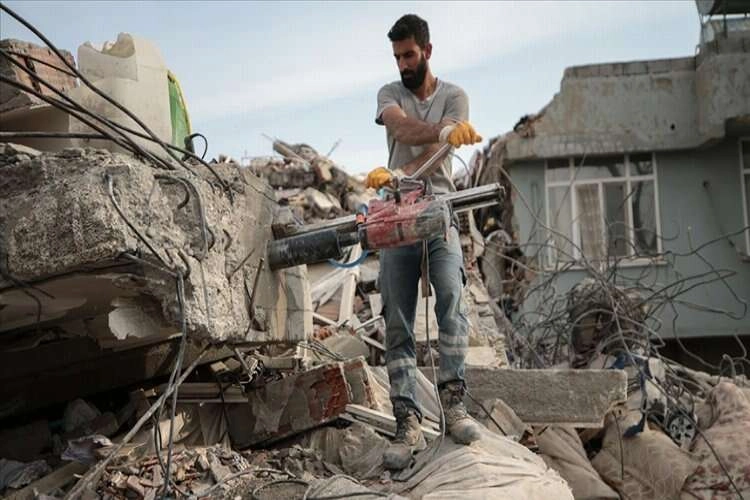 Adıyaman'da, yıkılan binalarda inceleme sürüyor haberinin görseli