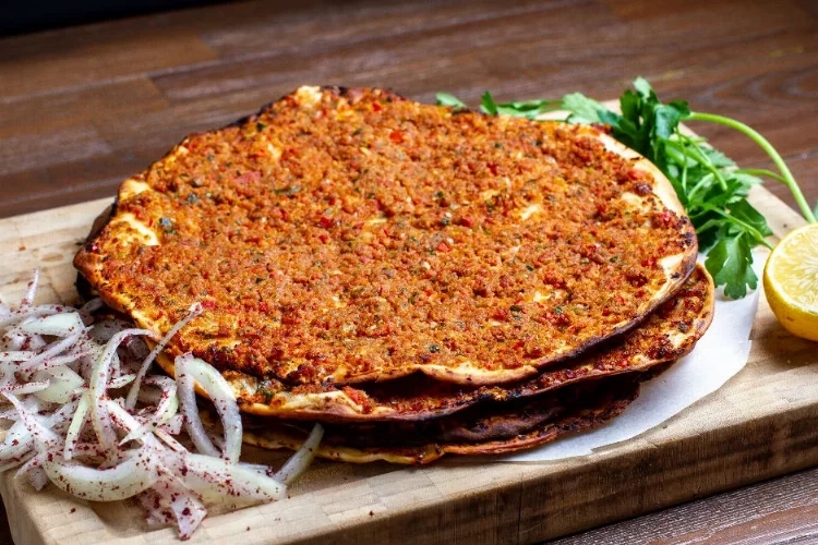 Deprem bölgesinde 100 bin lahmacun yapacaklar haberinin görseli