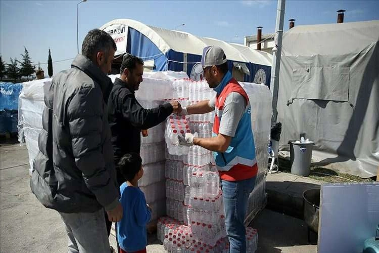 Hatay'da depremzedelere su dağıtımı aralıksız sürüyor haberinin görseli