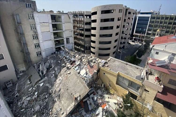 Hatay'daki iş hanı depremde yıkıldı haberinin görseli