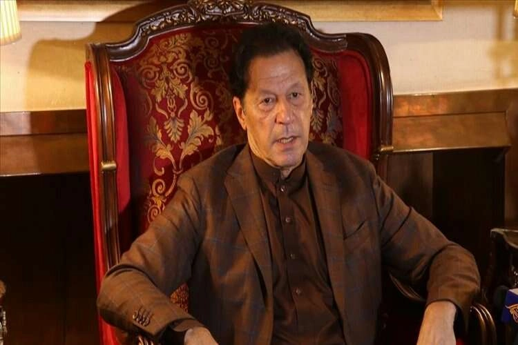 Pakistan'da polis eski Başbakan Han'ı gözaltına almak için evine gitti haberinin görseli