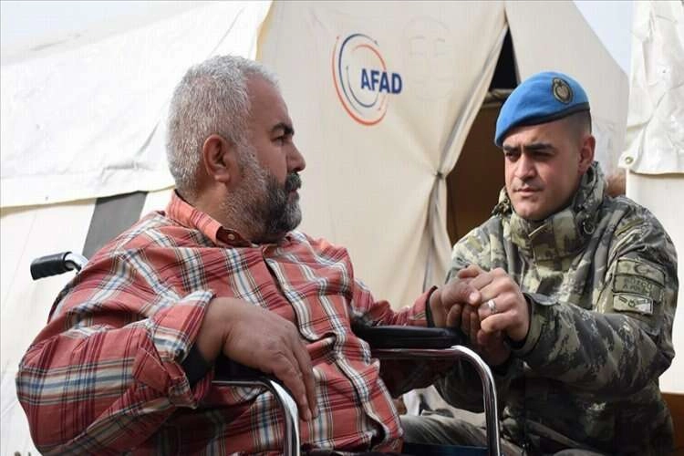 Mehmetçikten engelli afetzedeye tekerlekli sandalye haberinin görseli