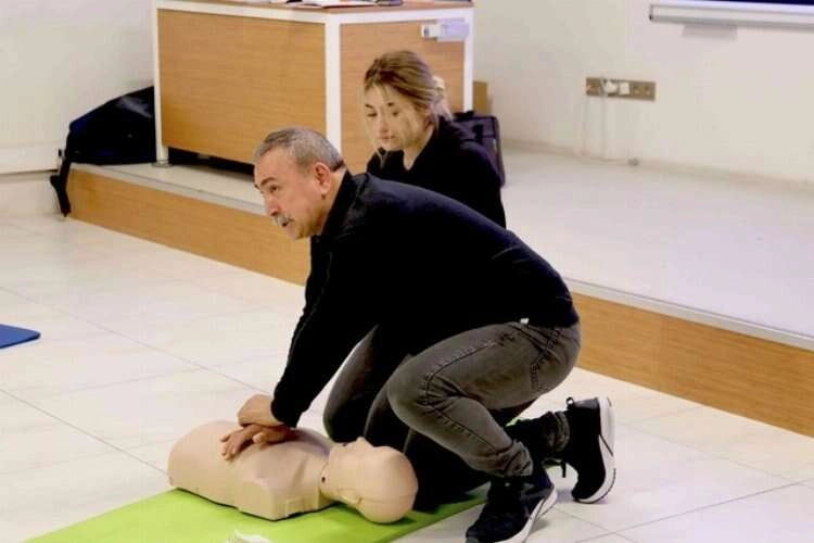 Öğrenciler ve akademisyenler ilk yardım eğitimlerini tamamladı haberinin görseli