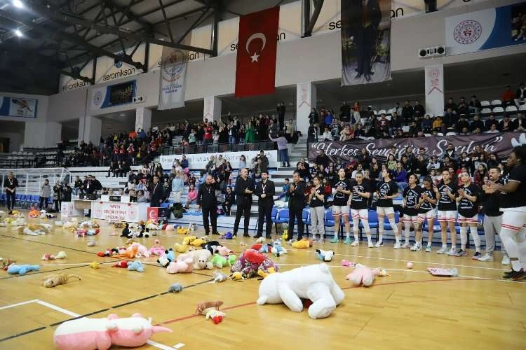 Milli basketbolcu Nilay Aydoğan, Turgutlu'daki maçta anıldı haberinin görseli
