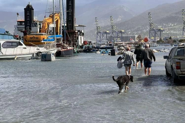 İskenderun'da deniz karaya çıktı