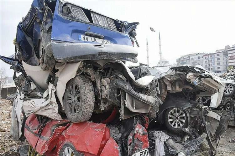 Enkazdan çıkarılan hurda araçlar sahiplerini bekliyor haberinin görseli