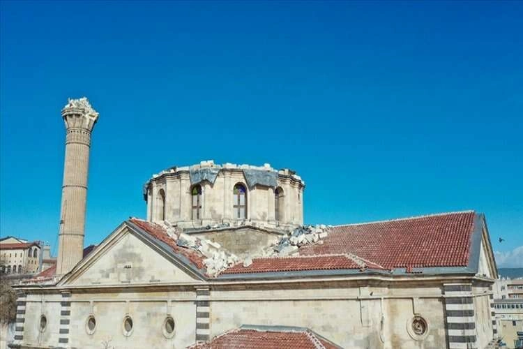 Depremler tarihi Kurtuluş Camisi'ne zarar verdi haberinin görseli