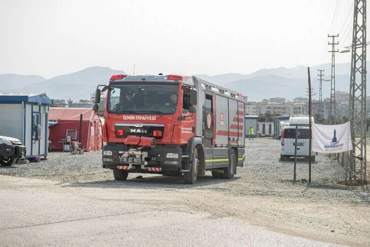 İzmir İtfaiyesi Hatay’da gece gündüz mesaide haberinin görseli