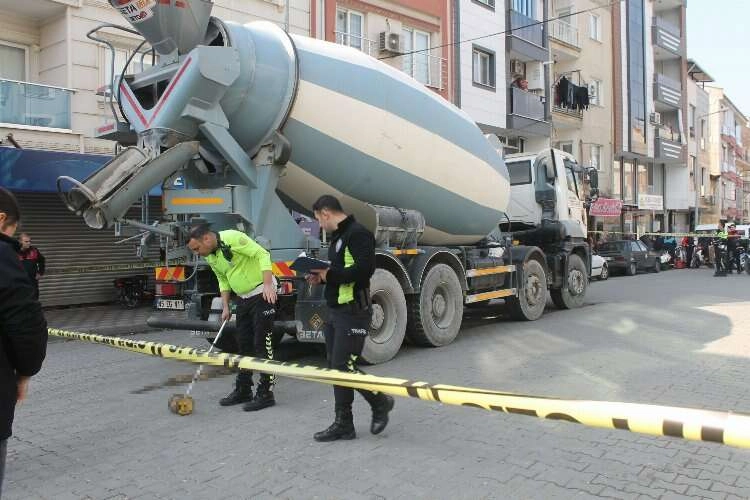 Manisa'da çok acı kaza: Beton mikserin altında kaldı 