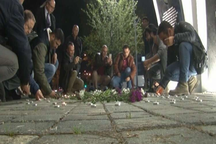 İzmirli depremzedelerden Deprem Anıtı önünde anma haberinin görseli