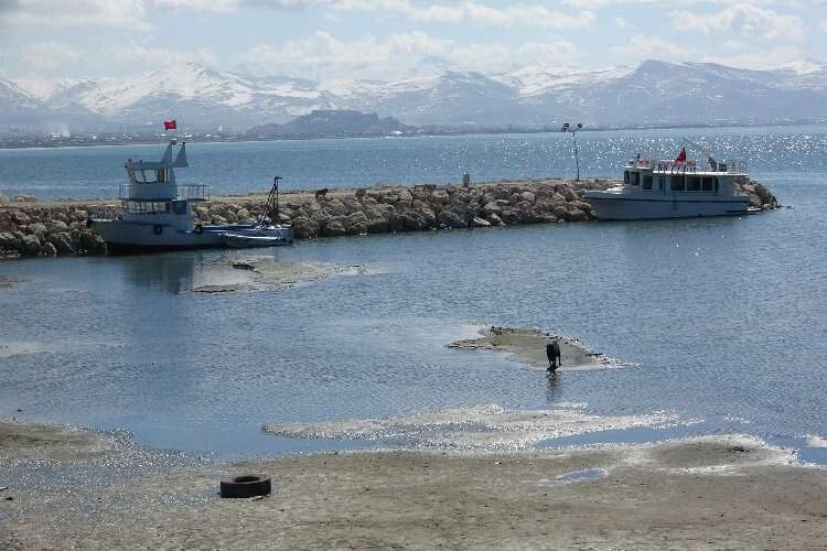 Van Gölü'nde kum adacıklarının sayısı artıyor