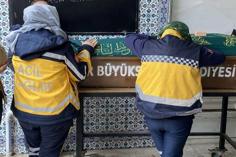 İzmirli sağlık çalışanı son yolculuğuna uğurlandı haberinin görseli