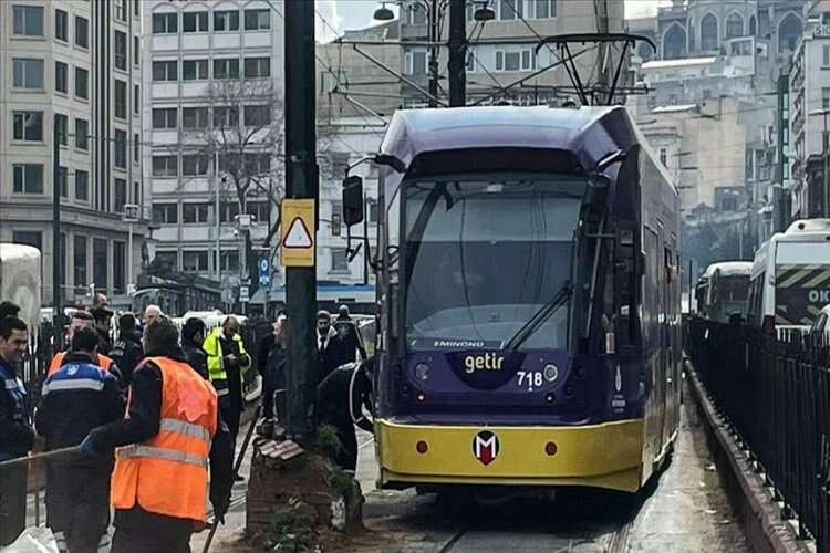 Fatih'te tramvay elektrik direğine çarptı haberinin görseli