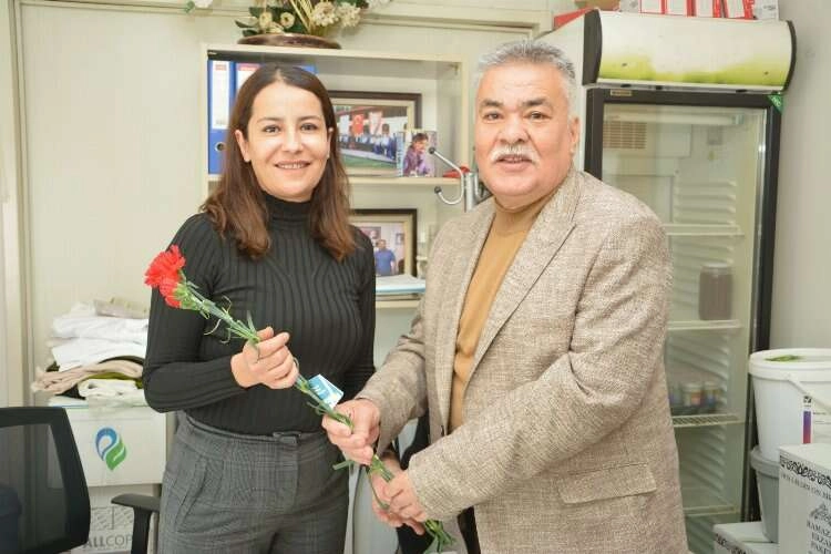 Başkan Tekin, kadınların gününü unutmadı haberinin görseli