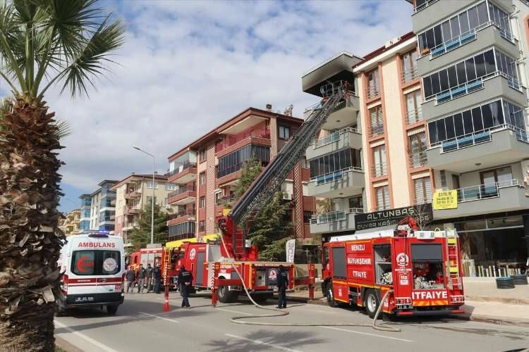 Denizli'de evin balkonundan dumanlar yükseldi haberinin görseli