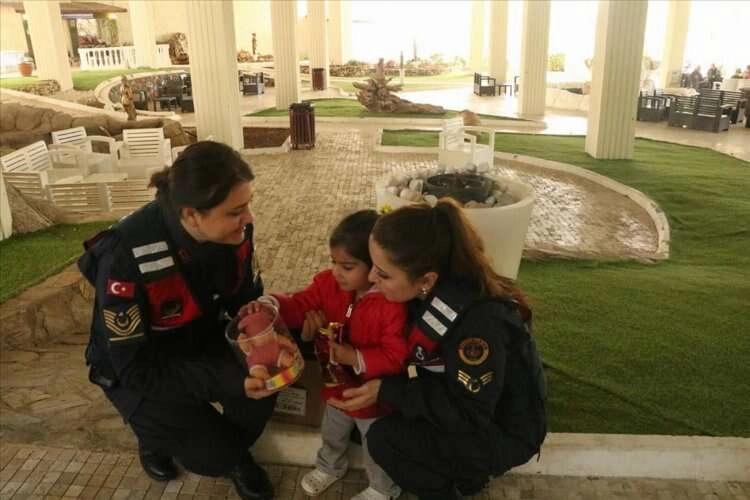 İzmir'de jandarmadan depremzede kadınlara ziyaret haberinin görseli