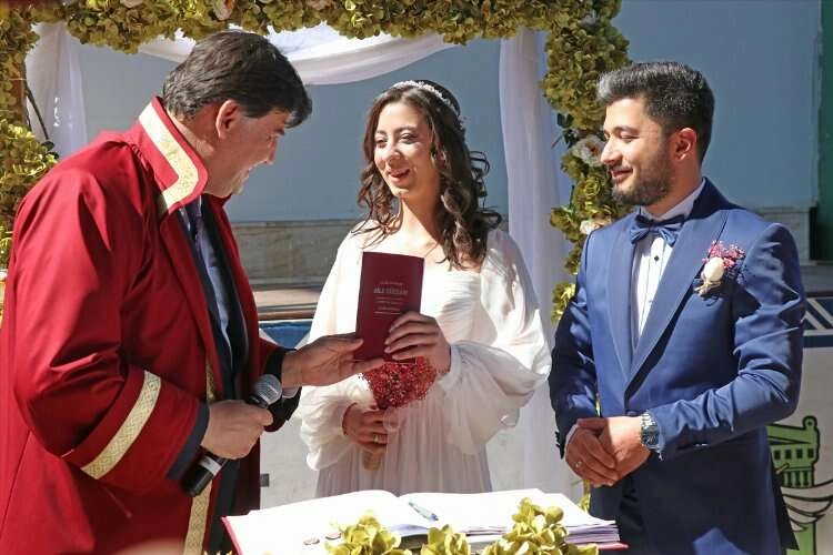 Depremzede çift, Fethiye'de dünyaevine girdi haberinin görseli