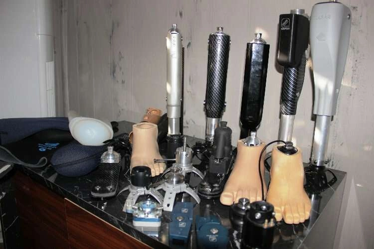 Depremzedelere protez için elini taşın altına koydular haberinin görseli