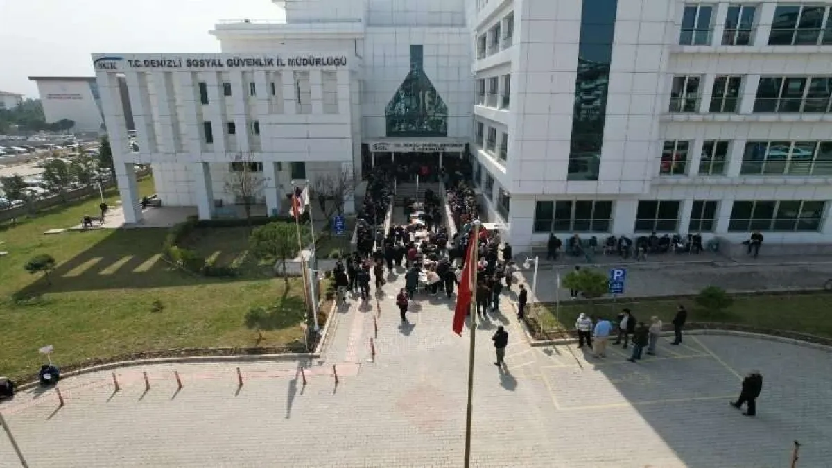 Denizli SGK binası önünde EYT kuyruğu haberinin görseli