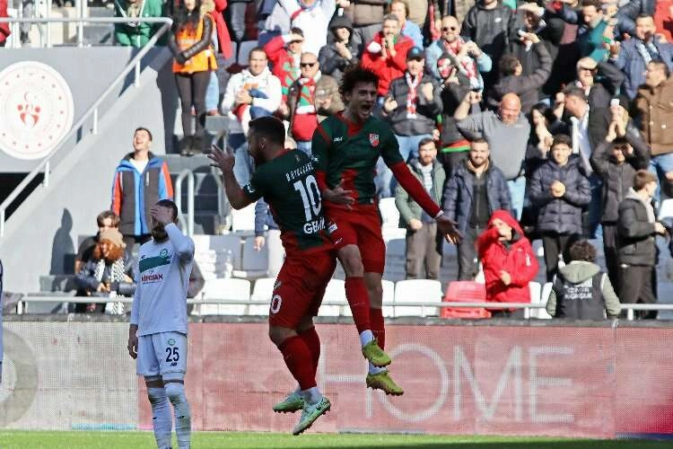 Karşıyaka'nın golcüleri takımı sırtladı haberinin görseli