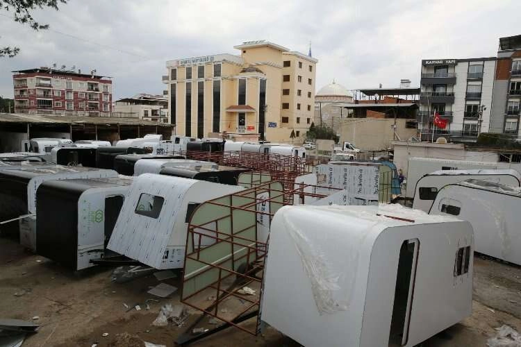 Manisalı kuzenler, depremzedeler için karavan üretiyor haberinin görseli