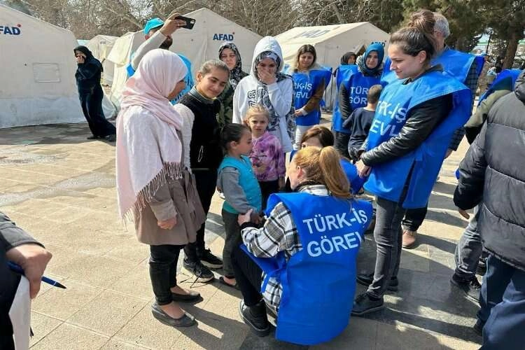 Türk-İş Kadın Heyeti deprem bölgesinde haberinin görseli