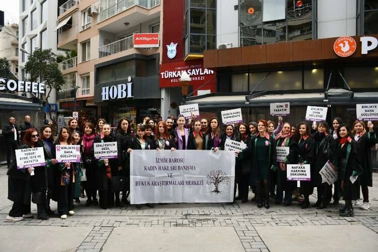 Kadın avukatlar 8 Mart için yürüdü: Mücadeleden vazgeçmeyeceğiz! haberinin görseli