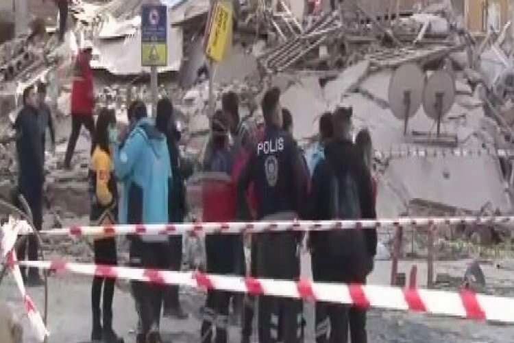 Malatya'da 5 katlı bina çöktü... Ekipler olay yerinde haberinin görseli