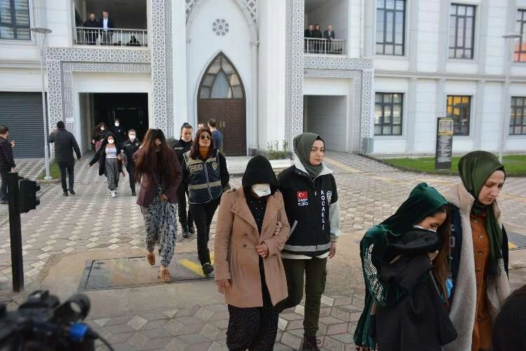 'Altın Kızlar' baltayı taşa vurdu haberinin görseli