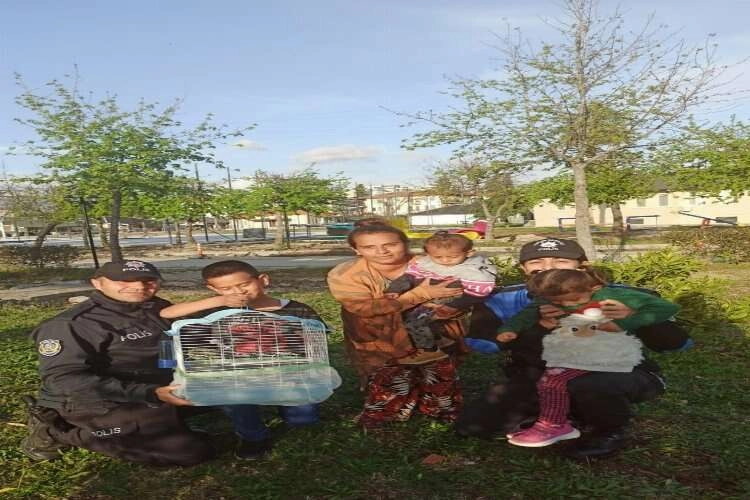 Depremde muhabbet kuşunu kaybeden çocuğa polisten sürpriz haberinin görseli