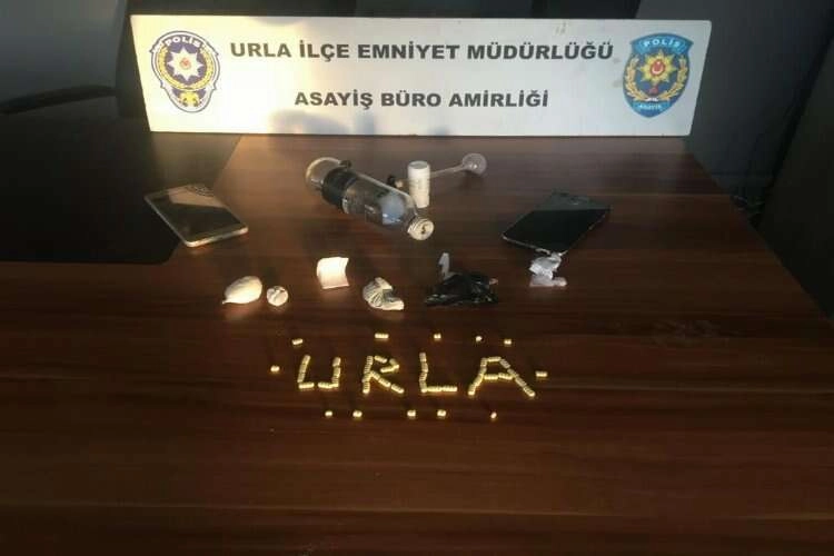 Urla'da uyuşturucu sattığı tespit edilen iki kişiye suçüstü haberinin görseli