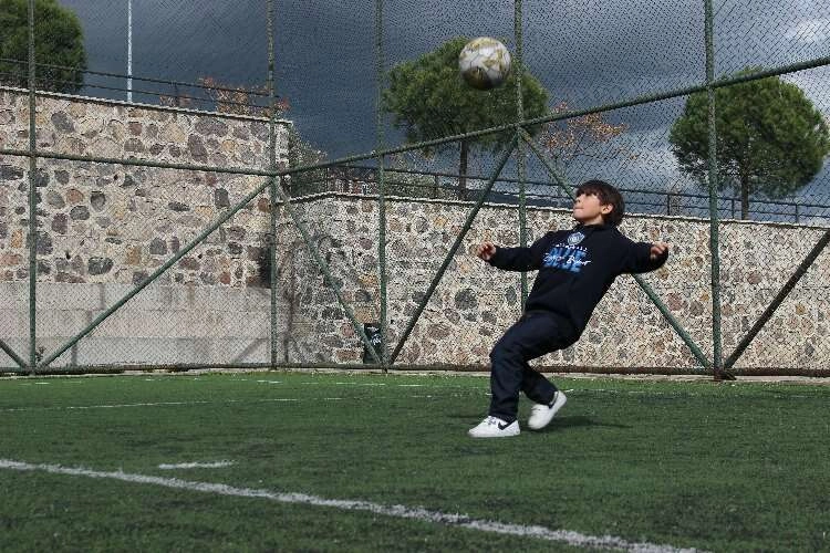 Depremzede minik futbolcu Altınordu’da oynamak istiyor haberinin görseli