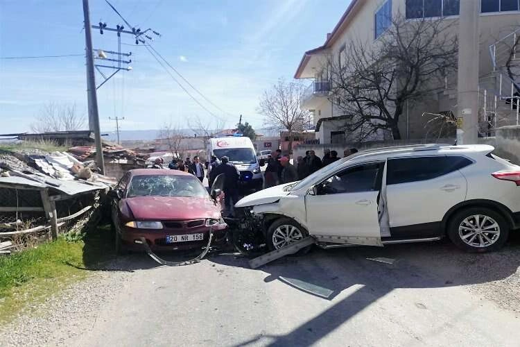 Denizli’de iki araç kafa kafaya çarpıştı haberinin görseli