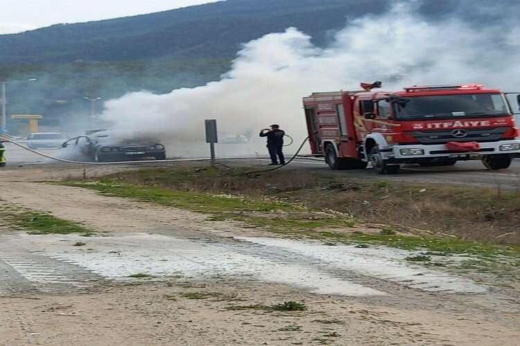 Denizli’de otomobil alev alev yandı haberinin görseli