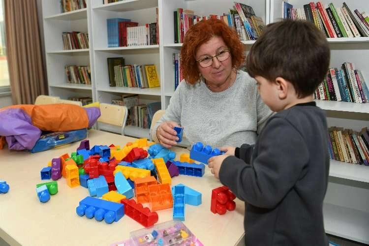 Afetzedelere sanat terapisi haberinin görseli