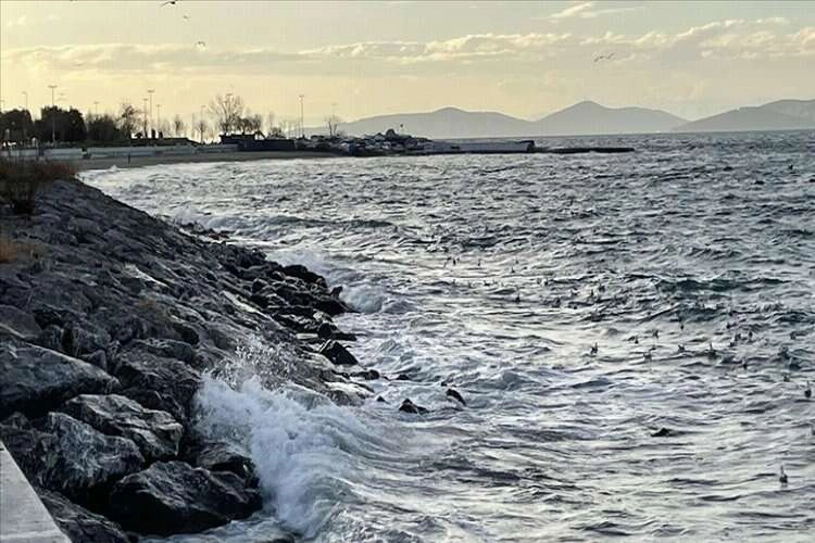 İstanbul'da lodos nedeniyle bazı vapur seferleri yapılamıyor haberinin görseli
