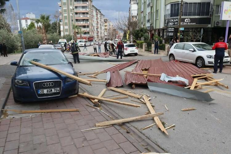 Denizli'de sağanak hayatı olumsuz etkiledi haberinin görseli