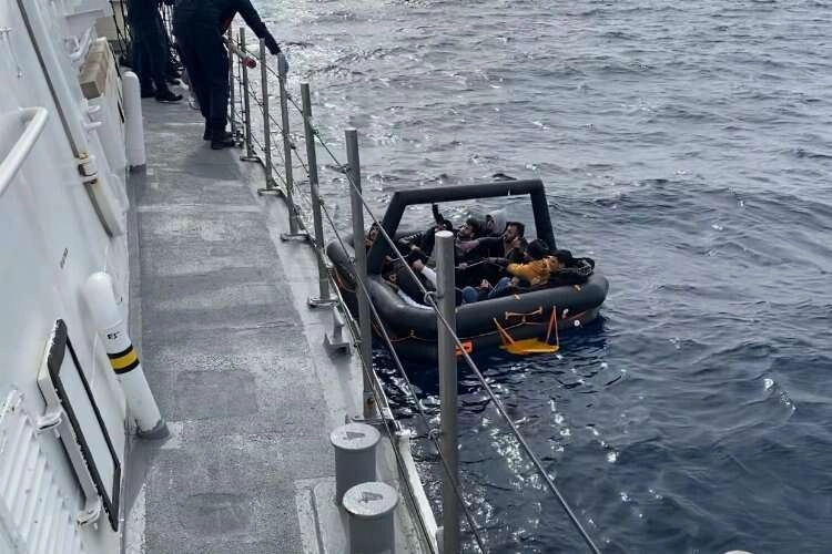 İzmir'de 60 düzensiz göçmen kurtarıldı haberinin görseli