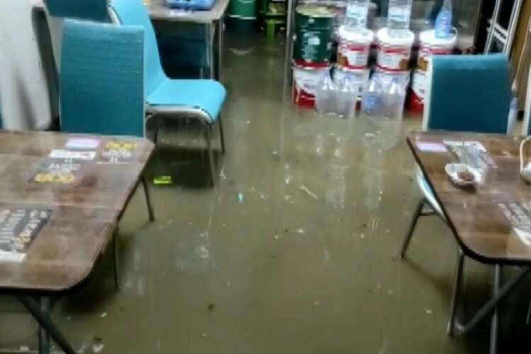 İzmir'de yarım saat yağmur yağdı, iş yerlerini su bastı haberinin görseli
