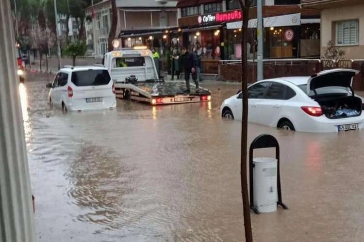 İzmir'de sağanak etkili oldu: Araçlar suya gömüldü haberinin görseli