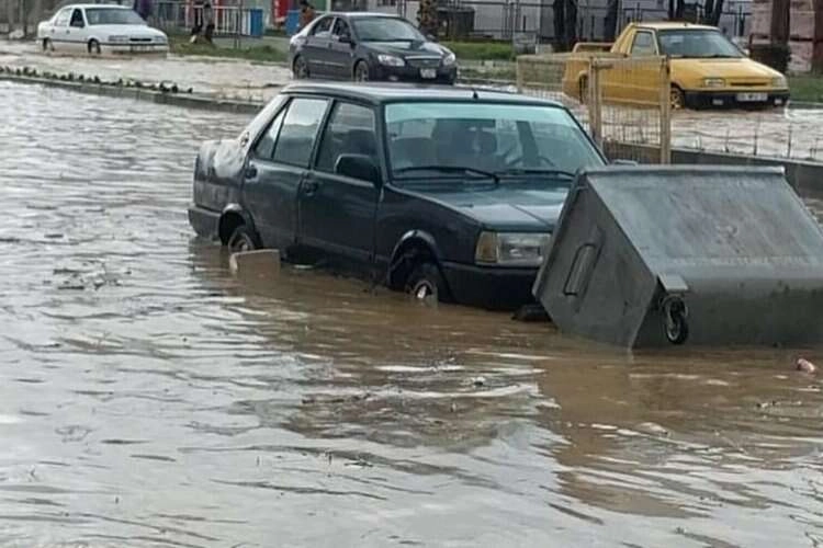 Yağmur Aliağa’da etkili oldu, yollar göle döndü haberinin görseli