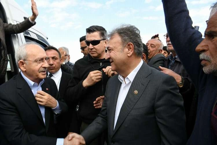Kılıçdaroğlu Başkan İduğ ile Bornova Belediyesi’nin çadır kentinde haberinin görseli