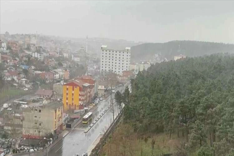 İstanbul'da sağanak ve fırtına etkili oluyor haberinin görseli