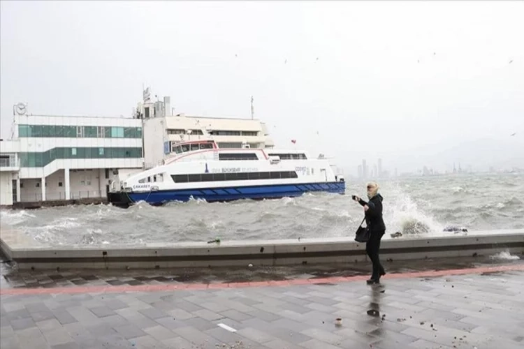 İzmir'de vapur seferleri iptal edildi haberinin görseli