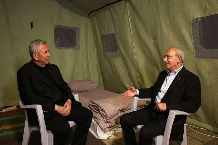 Kılıçdaroğlu deprem bölgesinde çadırda kaldı haberinin görseli