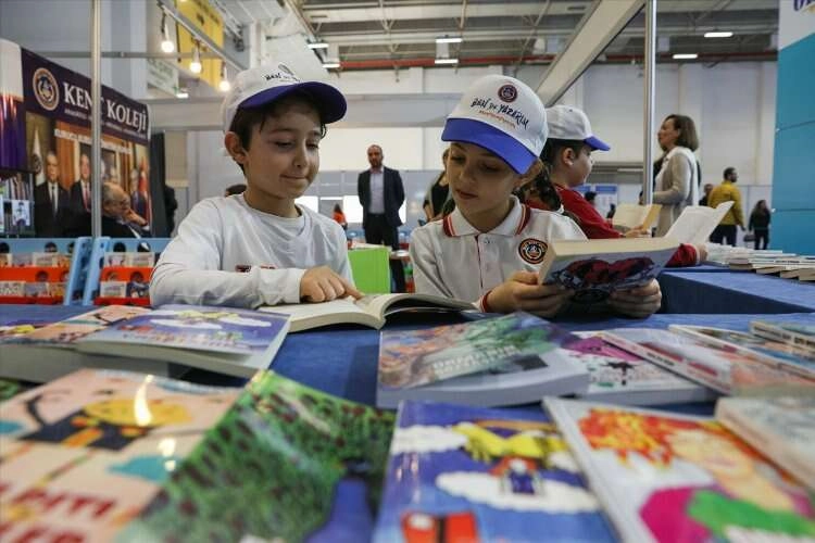 Öğrencilerin yazdığı 87 kitap İzmir Kitap Fuarı'nda haberinin görseli