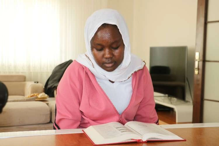 Ugandalı kadın iyilik gördü, Müslüman oldu haberinin görseli