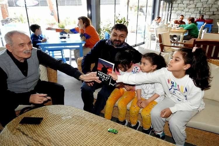 Çeşmeli yazar, kitaplarını depremzede çocuklar için imzaladı haberinin görseli